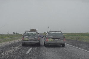 Tim befestigt Aufkleber bei 90 km/h